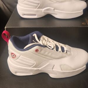 Jordan Max Aura 6 Kids Sneakers White and Midnight Navy 6.5Y